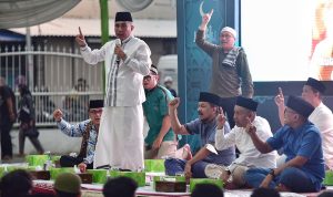 Gubernur Sumatera Utara Edy Rahmayadi berbuka puasa bersama keluarga besar Angkatan Udara Republik Indonesia (AURI) dalam acara Ramadan Berbagi di Pelataran Rumah Dinas Gubernur Sumut, Jalan Sudirman Nomor 41 Medan, Rabu (19/4). (Foto: Dinas Komunikasi dan Informatika Provinsi Sumut : Veri Ardian)