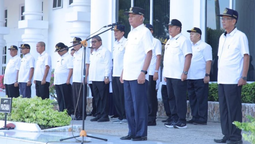 Teks: Bupati Asahan H Surya, BSc saat memimpin Apel Gabungan Perdana di Halaman Kantor Bupati Asahan.(Dok:informasiterpercaya.com)