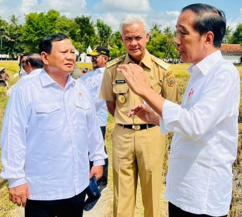 TEKS FOTO: Kiri-kanan: Menteri Pertahanan Prabowo Subianto, Gubernur Jawa Tengah Ganjar Pranowo, Presiden Jokowi.(Dok)