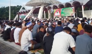 TEKS FOTO: Pemerintah kota Tanjung Balai menggelar pelaksanaan Sholat Idul Fitri 1444 H/ 2023 M, di Lapangan Sultan Abdul Jalil Rahmadsyah, Jalan Pahlawan, Kelurahan Pantai Burung, Kecamatan Tanjung Balai Selatan, Kota Tanjung Balai, Sabtu (22/04/2023), pukul 07.00 WIB.(Ist)