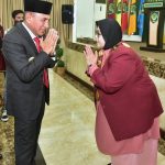 TEKS: Gubernur Sumatera Utara Edy Rahmayadi memberikan selamat usai pelantikan Dr Safrida sebagai Rektor Universitas Islam Sumatera Utara (UISU), Rabu (26/4) di Aula Fakultas Kedokteran UISU, Jalan STM, Medan.(Foto Dinas Komunikasi dan Informatika Provinsi Sumut: Veri Ardian)