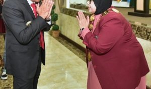 TEKS: Gubernur Sumatera Utara Edy Rahmayadi memberikan selamat usai pelantikan Dr Safrida sebagai Rektor Universitas Islam Sumatera Utara (UISU), Rabu (26/4) di Aula Fakultas Kedokteran UISU, Jalan STM, Medan.(Foto Dinas Komunikasi dan Informatika Provinsi Sumut: Veri Ardian)