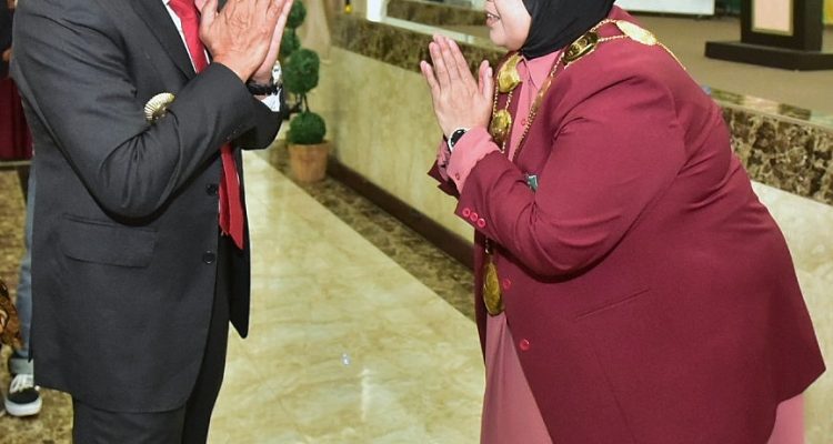 TEKS: Gubernur Sumatera Utara Edy Rahmayadi memberikan selamat usai pelantikan Dr Safrida sebagai Rektor Universitas Islam Sumatera Utara (UISU), Rabu (26/4) di Aula Fakultas Kedokteran UISU, Jalan STM, Medan.(Foto Dinas Komunikasi dan Informatika Provinsi Sumut: Veri Ardian)