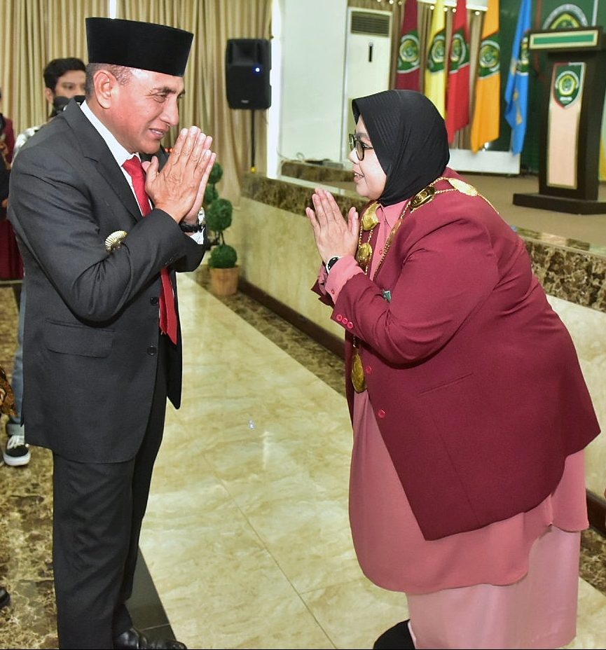 TEKS: Gubernur Sumatera Utara Edy Rahmayadi memberikan selamat usai pelantikan Dr Safrida sebagai Rektor Universitas Islam Sumatera Utara (UISU), Rabu (26/4) di Aula Fakultas Kedokteran UISU, Jalan STM, Medan.(Foto Dinas Komunikasi dan Informatika Provinsi Sumut: Veri Ardian)