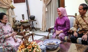 Teks: Presiden Joko Widodo (Jokowi) dan Ibu Negara Iriana Joko Widodo saat halalbihalal ke kediaman Ketum PDIP Megawati Soekarnoputri.(Ist:informasiterpercaya.com)