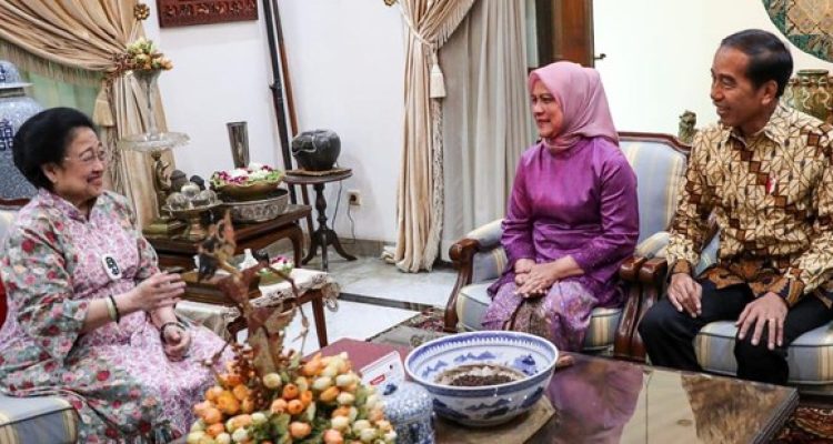 Teks: Presiden Joko Widodo (Jokowi) dan Ibu Negara Iriana Joko Widodo saat halalbihalal ke kediaman Ketum PDIP Megawati Soekarnoputri.(Ist:informasiterpercaya.com)