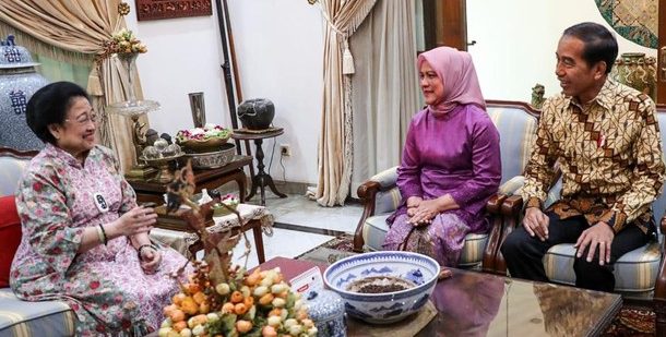 Teks: Presiden Joko Widodo (Jokowi) dan Ibu Negara Iriana Joko Widodo saat halalbihalal ke kediaman Ketum PDIP Megawati Soekarnoputri.(Ist:informasiterpercaya.com)