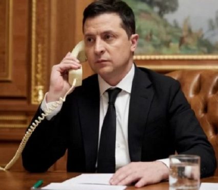 TEKS: Presiden Ukraina Volodymyr Zelensky mengecam keras rentetan serangan rudal Rusia yang menewaskan sedikitnya 26 orang, termasuk lima anak.(Ist/informasiterpercaya.com)