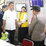 TEKS FOTO: Wakil Gubernur (Wagub) Sumatera Utara (Sumut) Musa Rajekshah meninjau arus mudik Lebaran di Pos Terpadu Mudik Idulfitri di Bandara Kualanamu, Kamis (20/4). (Ist)