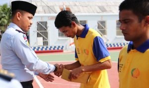 TEKS FOTO: Kepala Lembaga Pemasyarakatan (Kalapas) Kelas IIB Tanjung Balai, Sangapta Surbakti, menyerahkan remisi khusus hari raya Idul Fitri 1444 H tahun 2023, kepada 754 orang narapidana, dilapangan futsal, Lembaga Permasyarakatan Tanjung Balai Asahan, Sabtu, (22/4/2023).(Ist)