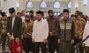 TEKS FOTO: Presiden Joko Widodo (Jokowi) dengan Gubernur Jawa Tengah Ganjar Pranowo tiba di Masjid Sheikh Zayed, Surakarta, untuk menjalankan salat Idul Fitri, Sabtu (22/4).(Ist)