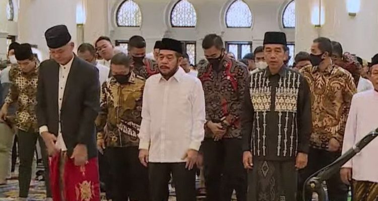 TEKS FOTO: Presiden Joko Widodo (Jokowi) dengan Gubernur Jawa Tengah Ganjar Pranowo tiba di Masjid Sheikh Zayed, Surakarta, untuk menjalankan salat Idul Fitri, Sabtu (22/4).(Ist)