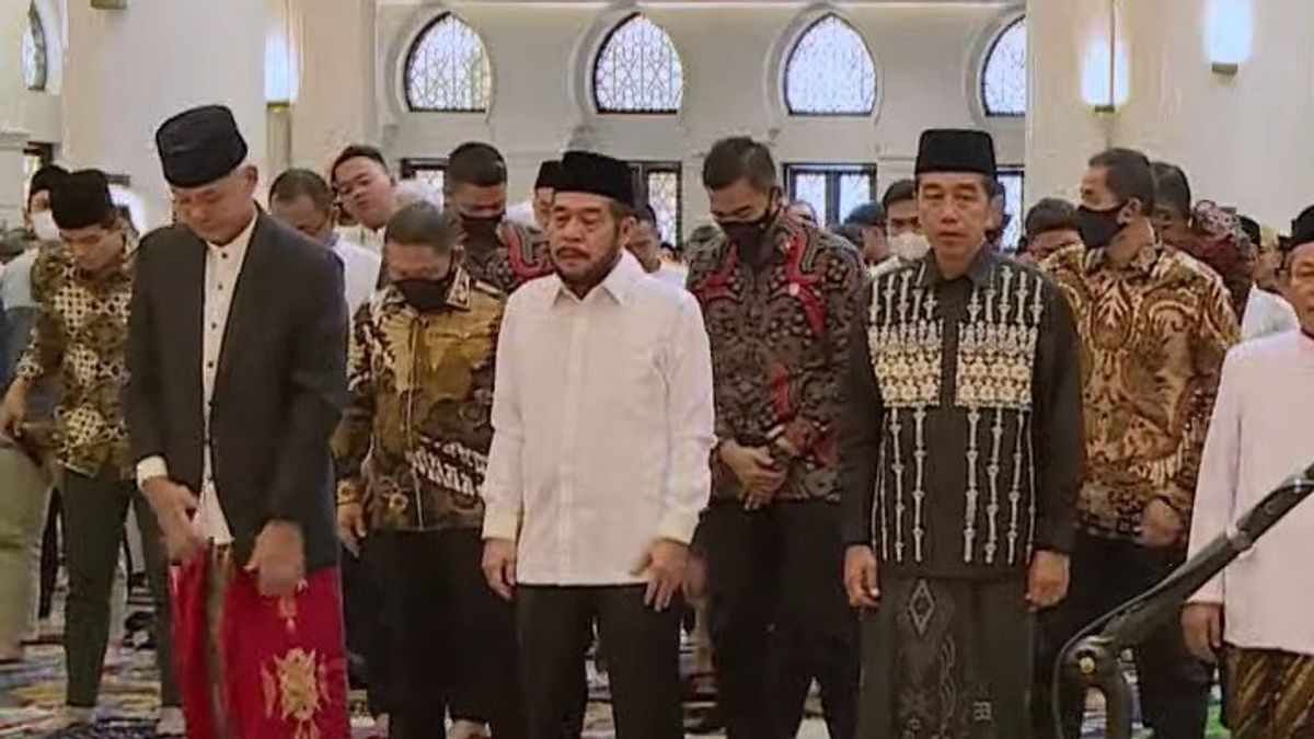 TEKS FOTO: Presiden Joko Widodo (Jokowi) dengan Gubernur Jawa Tengah Ganjar Pranowo tiba di Masjid Sheikh Zayed, Surakarta, untuk menjalankan salat Idul Fitri, Sabtu (22/4).(Ist)
