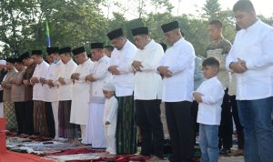 TEKS FOTO: Gubernur Sumatera Utara (Sumut) Edy Rahmayadi bersama Walikota Medan Bobby Nasution dan Forkopimda Sumut, serta ribuan masyarakat melaksanakan Salat Idulfitri 1444 H di Taman Pramuka Cadika, Kecamatan Medan Johor, Kota Medan, Sabtu (22/4).(Foto: informasiterpercaya.com)