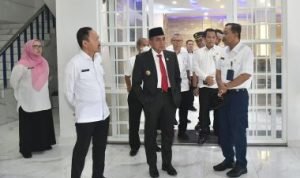 Teks: Gubsu Edy Rahmayadi didampingi Sekda Pemprov Sumut Arief Trinugroho, Asisten Umum Zulkifli dan Inspektur Daerah Lasro Marbun saat melakukan sidak di Dinas Kominfo Sumut.(Dok:informasiterpercaya.com)
