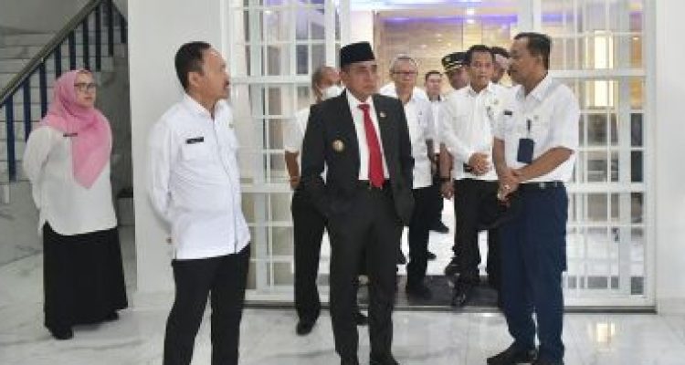 Teks: Gubsu Edy Rahmayadi didampingi Sekda Pemprov Sumut Arief Trinugroho, Asisten Umum Zulkifli dan Inspektur Daerah Lasro Marbun saat melakukan sidak di Dinas Kominfo Sumut.(Dok:informasiterpercaya.com)