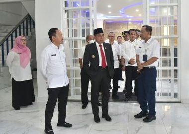 Teks: Gubsu Edy Rahmayadi didampingi Sekda Pemprov Sumut Arief Trinugroho, Asisten Umum Zulkifli dan Inspektur Daerah Lasro Marbun saat melakukan sidak di Dinas Kominfo Sumut.(Dok:informasiterpercaya.com)