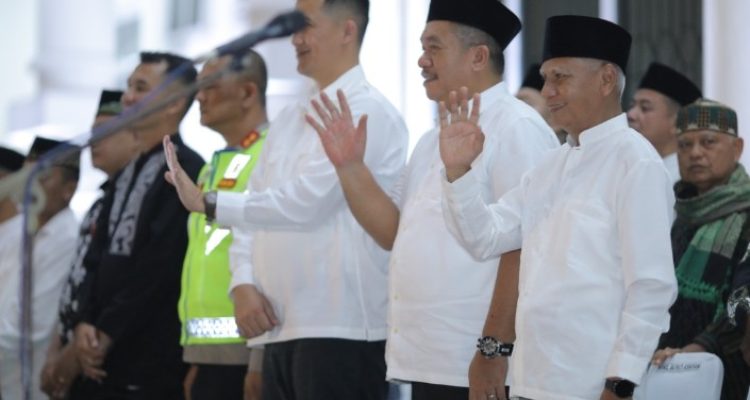 Keterangan Foto : Bupati Asahan H Surya, BSc saat menyambut malam takbiran dan Hari Raya Idul Fitri 1444 H/2023 M di Aula Melati Kantor Bupati Asahan.(Ist)