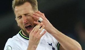 Teks: Harry Kane berupaya dihentikan oleh Erik ten Hag saat berhadapan dengan Manchester United. (Ist)