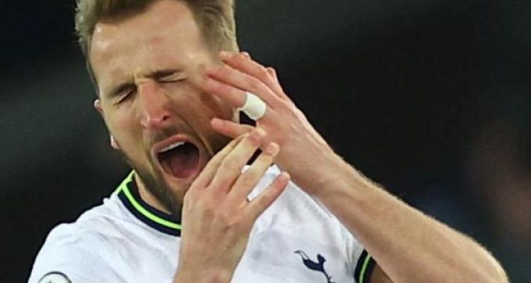 Teks: Harry Kane berupaya dihentikan oleh Erik ten Hag saat berhadapan dengan Manchester United. (Ist)