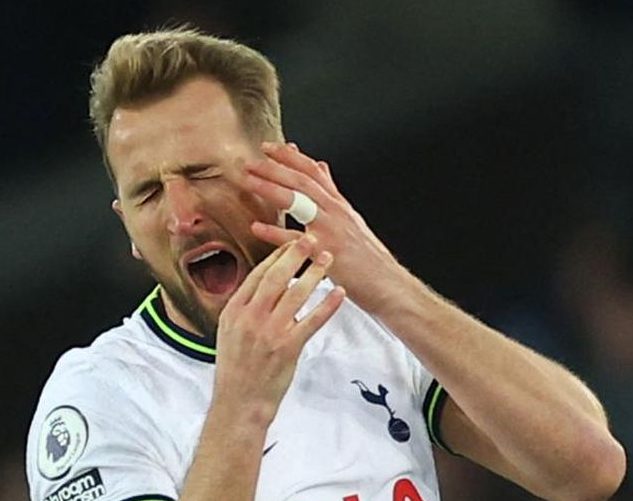 Teks: Harry Kane berupaya dihentikan oleh Erik ten Hag saat berhadapan dengan Manchester United. (Ist)