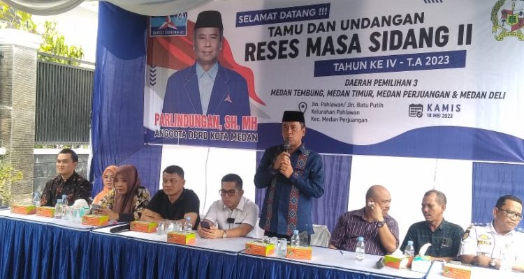 Anggota DPRD Medan, Parlindungan SH MH saat melaaksanakan Reses Masa Sidang II Tahun Ke IV-TA 2023 di dua tempat yakni Jalan Batu Putih Kelurahan Pahlawan Kecamatan Medan Perjuangan dan di GOR AHS Jalan Letda Sujono Kelurahan Tembung Kecamatan Medan Tembung.(Foto: informasiterpercaya.com/adi wasgo)