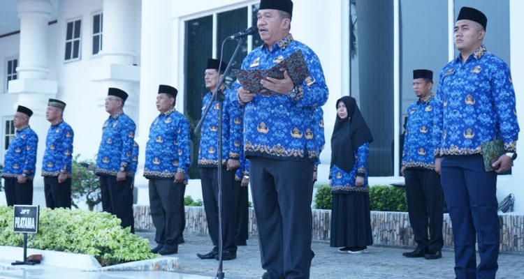 TEKS: Wabup Asahan Taufik Zainal Abidin S.Sos, MSi saat memimpin Apel Hari Kebangkitan Nasional ke-115 Tahun 2023 di Halaman Kantor Bupati Asahan.(Foto:informasiterpercaya.com)