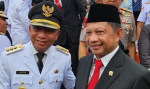 Keterangan Foto : Bupati Asahan H Surya, BSc saat bersalaman dengan Mendagri Tito Karnavian pada puncak Peringatan Hari Otonomi Daerah XXVII di Anjungan City of Makassar Sulawesi Selatan.(Dok)