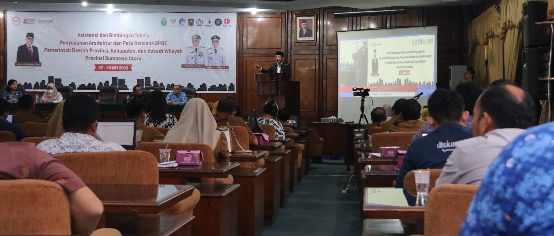 TEKS: Sekretaris Daerah Provinsi Sumatera Utara Arief S Nugroho membuka Asistensi Penyusunan Arsitektur dan Peta Rencana Sistem Pemerintahan Berbasis Elektronik (SPBE) Pemerintah Daerah Provinsi, Kabupaten dan Kota di Wilayah Provinsi Sumut, di Gedung Binagraha, Kantor Bappelitbang Sumut, Jalan Diponegoro Medan, Senin (22/5).(Foto:informasiterpercaya.com)