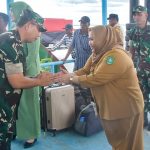 TEKS: Bupati Bengkalis Kasmarni ketika menyambut kedatangan Danrem 031/WB Brigjen TNI Dany Racka, ketika tiba di Pelabuhan Bandar Sri Laksamana Bengkalis.(Foto/informasiterpercaya.com)