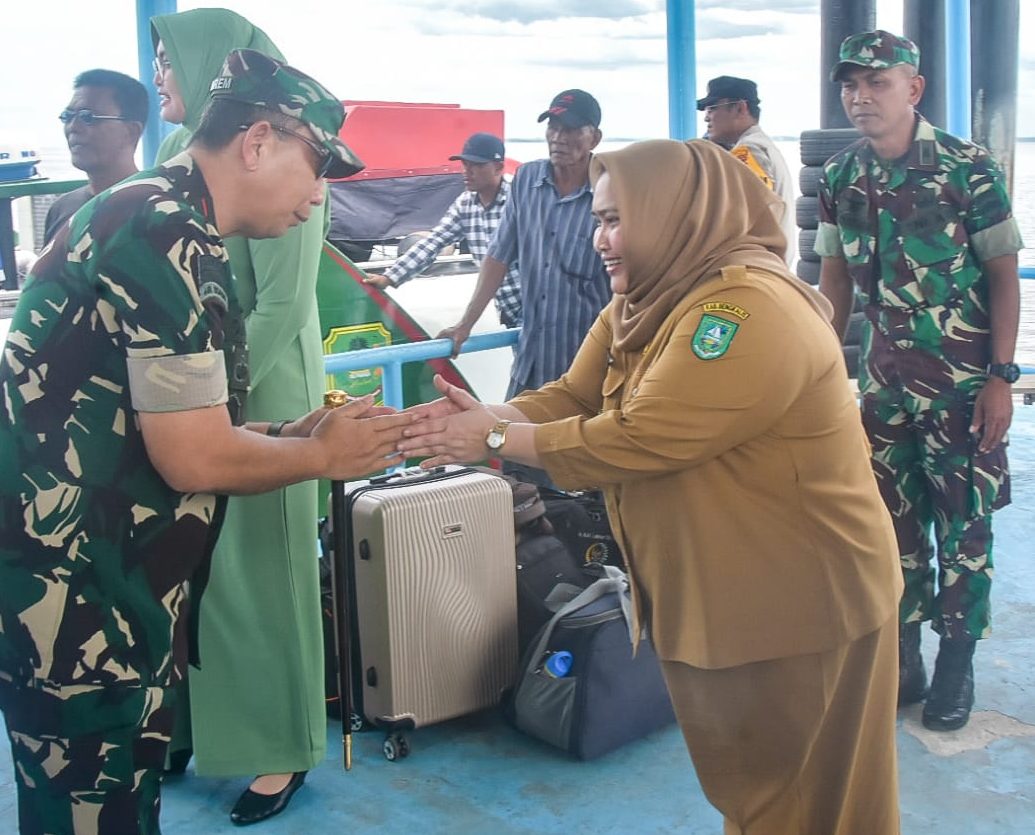 TEKS: Bupati Bengkalis Kasmarni ketika menyambut kedatangan Danrem 031/WB Brigjen TNI Dany Racka, ketika tiba di Pelabuhan Bandar Sri Laksamana Bengkalis.(Foto/informasiterpercaya.com)