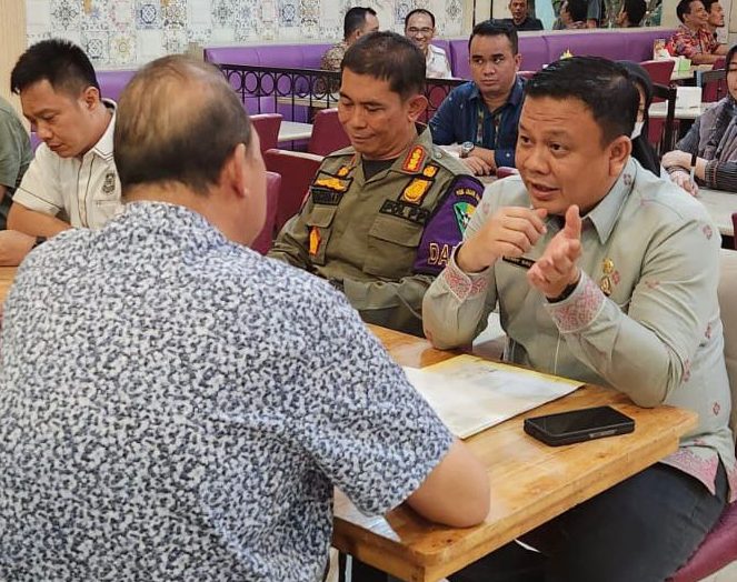 TEKS: Kepala Badan Pendapatan Daerah (Bapenda) Kota Medan Benny Sinomba Siregar turun langsung memimpin tim khusus untuk menjemput tunggakan pajak wajib pajak di Kota Medan.(foto: ist)