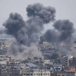 TEKS: Asap hitam pekat menjulang akibat ledakan yang disebabkan serangan udara Israel yang menargetkan pemimpin Jihad Islam di wilayah Jalur Gaza (AP Photo/Hatem Moussa)