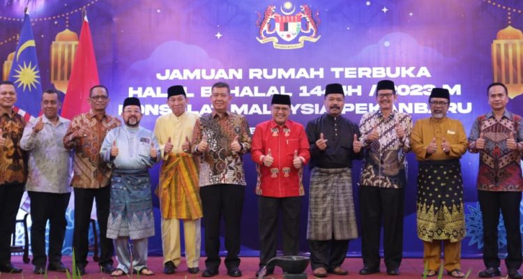 TEKS: Staf Ahli Bupati Bengkalis H. Bustami HY Hadiri Jamuan Rumah Terbuka, Halal Bihalal Konsulat Malaysia di Pekanbaru.(Foto:informasiterpercaya.com)