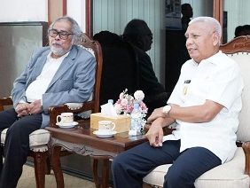 TEKS: Bupati Asahan H Surya, BSc saat foto bersama dengan Ketua Umum Komisi Nasional Perlindungan Anak (Komnas PA) Arist Merdeka Sirait di Ruang Kerja Bupati Asahan.(Foto:informasiterpercaya.com)