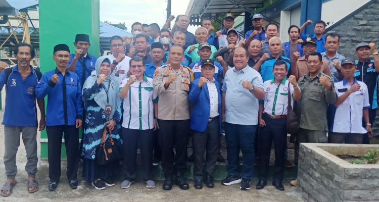 Wabup Asahan Taufik Zainal Abidin Siregar, S.Sos, MSi saat foto bersama dengan Pimpinan Organisasi Buruh/Pekerja di Wilayah Kabupaten Asahan di Cafe PCR Jalan Panglima Polem Kisaran.(Dok)