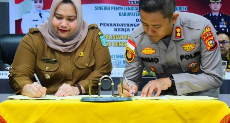 Bupati Bengkalis Kasmarni, melakukan Penandatanganan Kerjasama antara Kepolisian Negara Republik Indonesia Daerah Riau Resort Bengkalis Dengan Rumah Sakit Umum Daerah Bengkalis dan Mandau, Selasa (9/5/2023).
