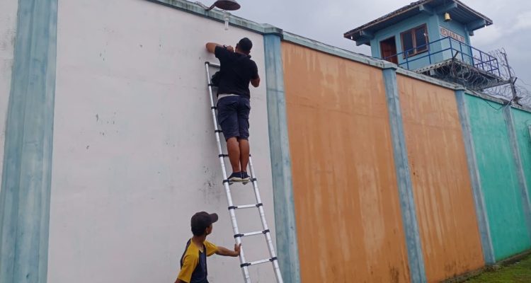 TEKS: Petugas Lembaga Pemasyarakatan Kelas II B Tanjung Balai saat menambah cctv sebanyak 16 unit dipasang di titik strategis di dalam maupun di luar Lapas.(Foto: informasiterpercaya.com)