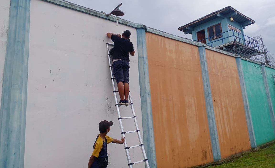 TEKS: Petugas Lembaga Pemasyarakatan Kelas II B Tanjung Balai saat menambah cctv sebanyak 16 unit dipasang di titik strategis di dalam maupun di luar Lapas.(Foto: informasiterpercaya.com)