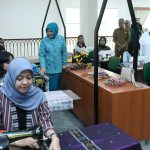 TEKS: Ketua Dekranasda Sumut Nawal Lubis didampingi Ketua Harian Dekranasda Sumut Mulyadi Simatupang, Kadis Koperasi & UKM Sumut Suherman, Kadis PPPA & KB Mana Wasalwa Lubis, Sekretaris Dekranasda Sumut Hasnah Leli Siregar, serta Instruktur Pelatihan Yuni Pohan, membuka acara pelatihan Desain dan Fashion di Gedung Dekranasda Sumut Jalan Iskandar Muda No. 272 Medan, Senin (22/05).(Foto:informasiterpercaya.com)