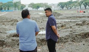 Wali Kota Medan, Bobby Nasution saat meninjau revitalisasi Lapangan Merdeka Jalan Pulau Pinang, Medan.(Foto:informasiterpercaya.com)