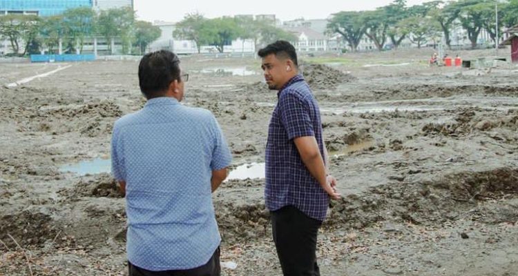 Wali Kota Medan, Bobby Nasution saat meninjau revitalisasi Lapangan Merdeka Jalan Pulau Pinang, Medan.(Foto:informasiterpercaya.com)