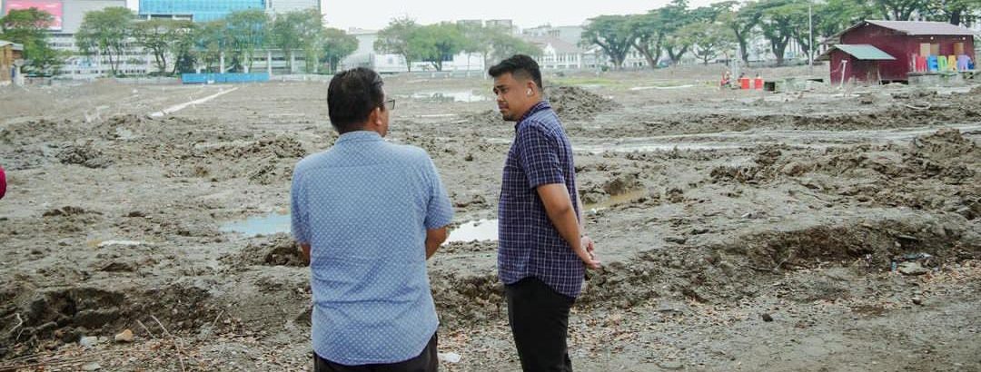 Wali Kota Medan, Bobby Nasution saat meninjau revitalisasi Lapangan Merdeka Jalan Pulau Pinang, Medan.(Foto:informasiterpercaya.com)