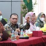 TEKS: Kepala LLDIKTI Wilayah I SUMUT Prof Drs Saiful Anwar Matondang MA PhD bersama Tim saat memimpin diskusi dan pendampingan terhadap UISU menuju akreditasi unggul di Auditorium Pusat Administrasi UISU Jalan SM Raja, Kamis (4/5).(Foto/informasiterpercaya.com)