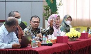 TEKS: Kepala LLDIKTI Wilayah I SUMUT Prof Drs Saiful Anwar Matondang MA PhD bersama Tim saat memimpin diskusi dan pendampingan terhadap UISU menuju akreditasi unggul di Auditorium Pusat Administrasi UISU Jalan SM Raja, Kamis (4/5).(Foto/informasiterpercaya.com)