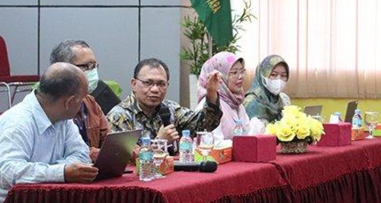 TEKS: Kepala LLDIKTI Wilayah I SUMUT Prof Drs Saiful Anwar Matondang MA PhD bersama Tim saat memimpin diskusi dan pendampingan terhadap UISU menuju akreditasi unggul di Auditorium Pusat Administrasi UISU Jalan SM Raja, Kamis (4/5).(Foto/informasiterpercaya.com)