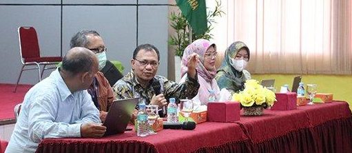 TEKS: Kepala LLDIKTI Wilayah I SUMUT Prof Drs Saiful Anwar Matondang MA PhD bersama Tim saat memimpin diskusi dan pendampingan terhadap UISU menuju akreditasi unggul di Auditorium Pusat Administrasi UISU Jalan SM Raja, Kamis (4/5).(Foto/informasiterpercaya.com)