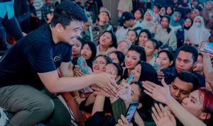 TEKS: Wali Kota Medan Bobby Nasution Ajak Pecinta K-Pop Penyemangat Gerakkan Perekonomian di Kota Medan.(Foto/informasiterpercaya.com)