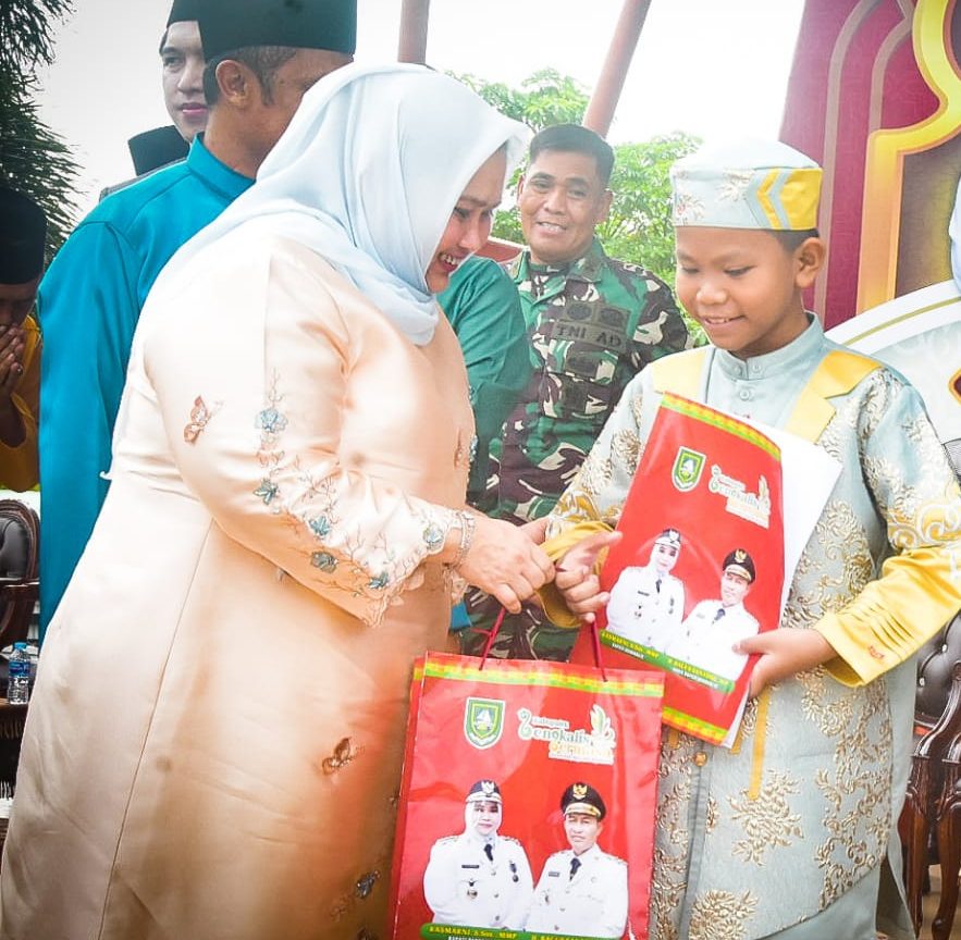 TEKS: Halal Bi Halal Pemerintah Kabupaten Bengkalis 1444 Hijriyah, dilaksanakan di Lapangan Tugu Bengkalis dengan menghadirkan qori jemput Muhammad Mutawakil Mahbub atau sering disapa Akil, anak asal Kabupaten Bengkalis yang meraih Juara 1 Hafidz Indonesia tahun 2023 di stasiun televisi RCTI, Selasa, 2 Mei 2023.(Dok)