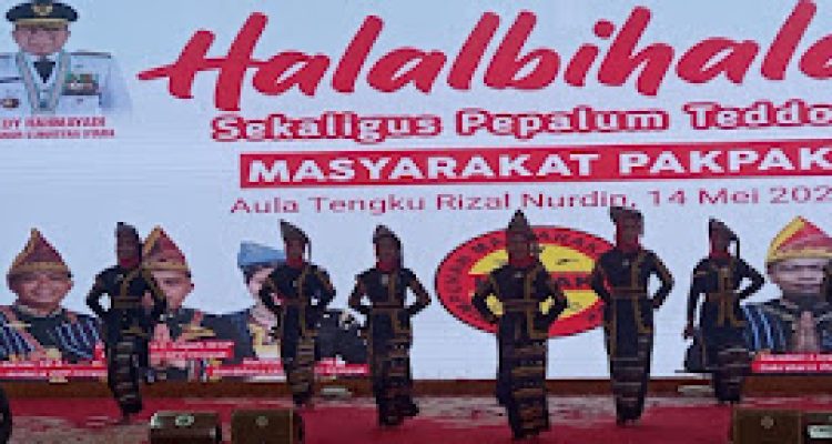 TEKS: Keluarga besar Himpunan Masyarakat Pakpak (Himpak) menggelar acara halal bihalal dan Pepalum Teddoh (pelepas rindu) di Aula Tengku Rizal Nurdin Rumah Dinas Gubeenur Jalan Sudirman, Medan.(Foto:informasiterpercaya.com)